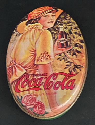 76178-1 € 3,00 coca cola pillendoosje afb. dame met hoed.jpeg
